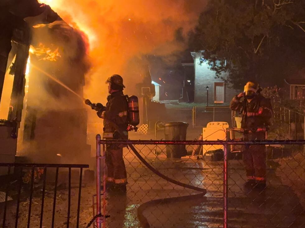 La intensidad de los vientos de Isaías dificulta la labor de los bomberos que combaten un...