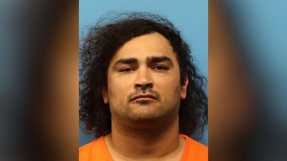 Dominic Aden Hill ha sido arrestado por cargos de pornografía infantil.