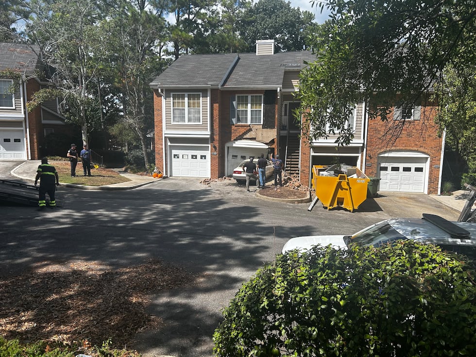 Vehículo contra un edificio, 1911 Waterford Place, Hoover.