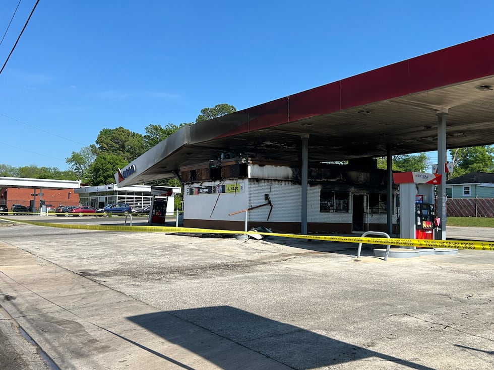 Incendio nocturno en una gasolinera en Birmingham.