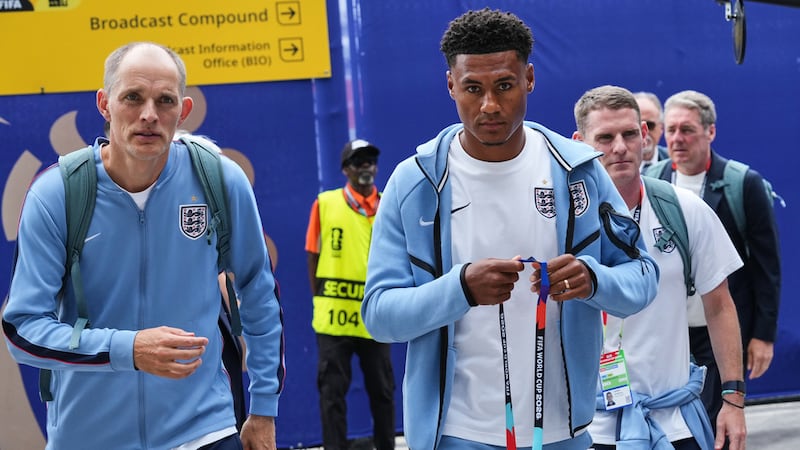 El entrenador de Inglaterra, Thomas Tuchel (izquierda) y eljugador Ollie Watkins llegan para...
