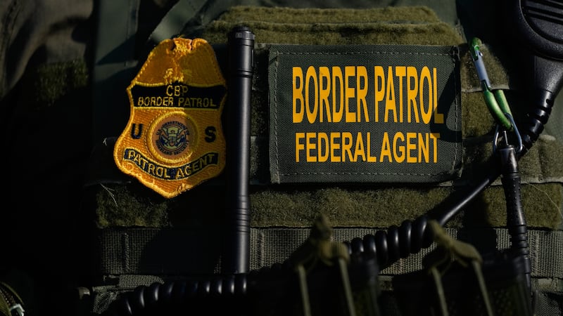 ARCHIVO – La placa de un agente fronterizo federal cerca de una instalación del Servicio de...