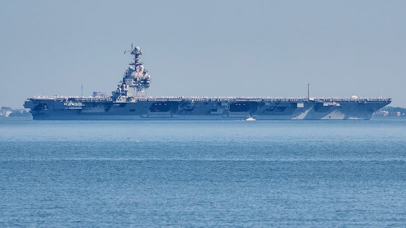 El portaaviones USS Gerald R. Ford saliendo de la Base Naval Norfolk, en Norfolk, Virginia, el...
