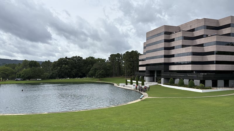 Equipos de emergencia acuden a atender un vehículo en el agua en Hoover.