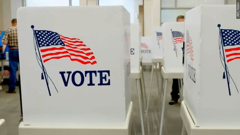 Los empleados municipales recuerdan a los votantes que sigan todas las instrucciones que...