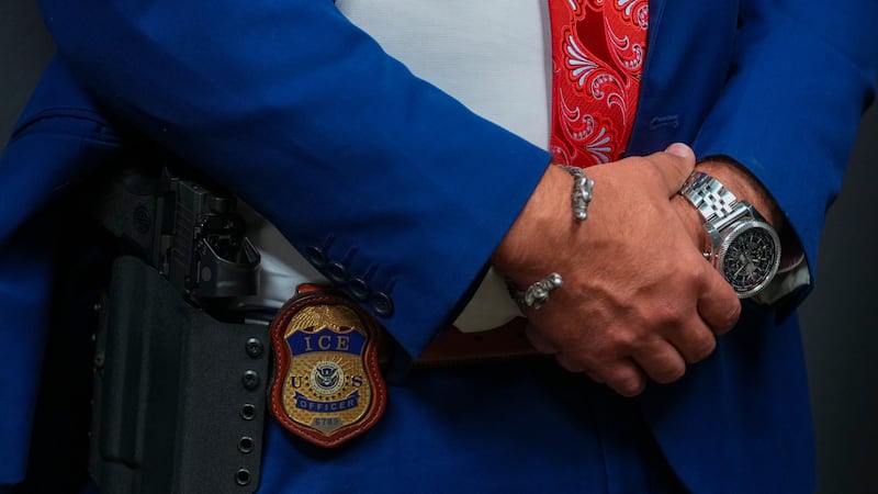 ARCHIVO – La placa de un agente del Servicio de Inmigración y Control de Aduanas de Estados...