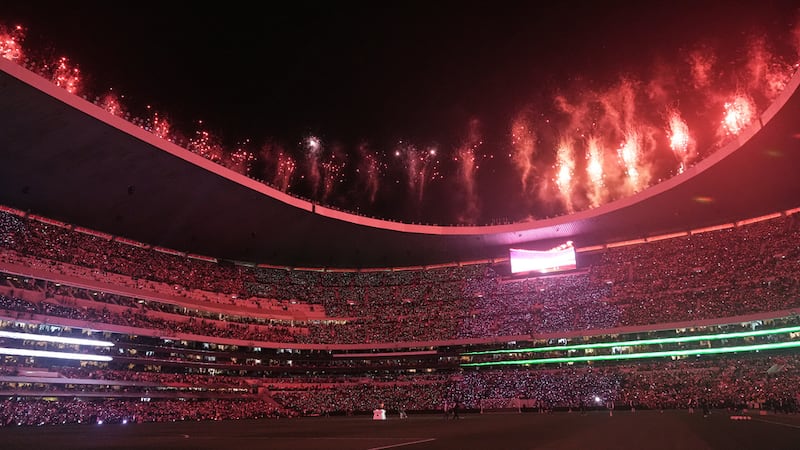 ARCHIVO - Despliegue de fuegos artificiales durante el descanso del partido amistoso entre...