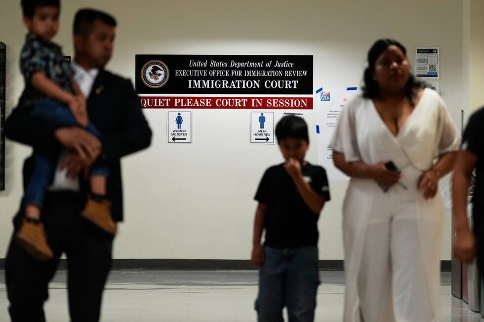 Personas llegan a una audiencia migratoria, el 27 de julio de 2026, en Nueva York. (AP...