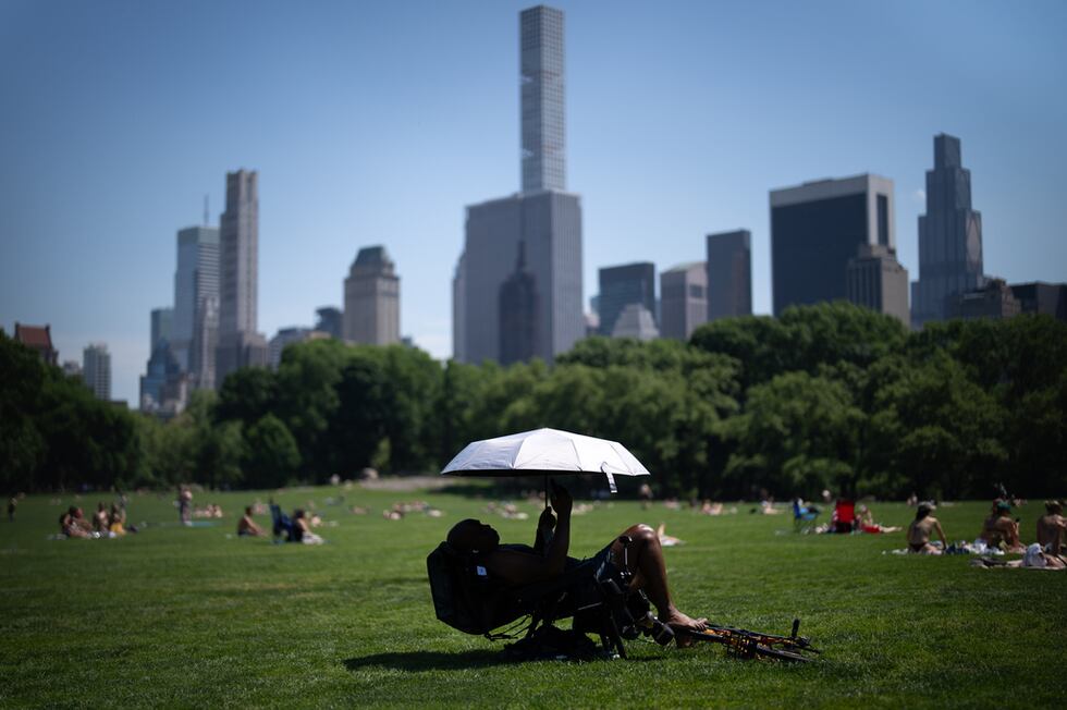 ARCHIVO Una persona usa una sombrilla para protegerse del sol durante una advertencia de...