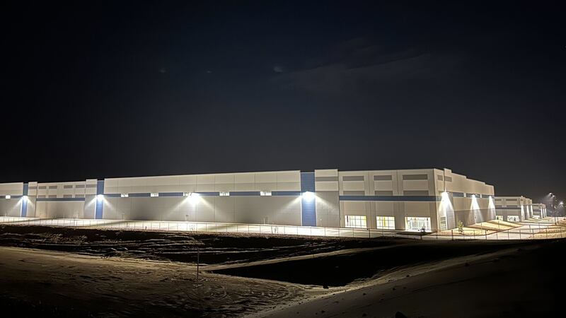 Tres enormes almacenes iluminan la noche en Socorro, Texas, el jueves 12 de febrero de 2026,...