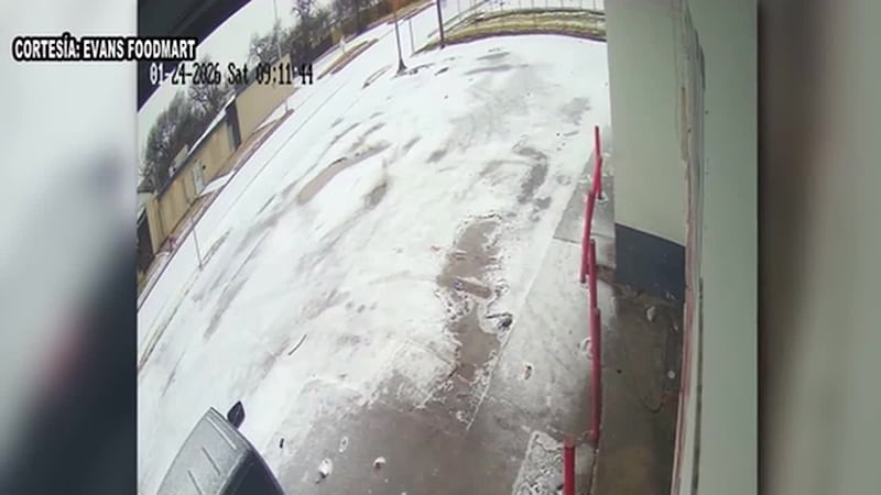 Video de seguridad muestra cuando mujer se desploma aparentemente congelada de frío. Empleado...