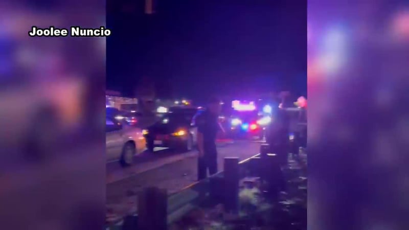 Captan a conductor manejando fuera de control hasta que chocó contra barrera y volcó su SUV....