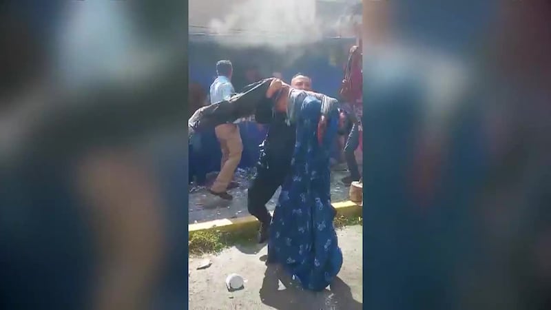 VIDEO: Policía rescata a joven que quedó inconsciente tras incendio en su casa. En total...