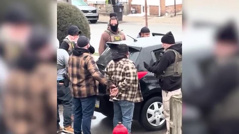 Captan redada en la que agentes detienen a cuatro cuando se dirigían a sus lugares de trabajo....