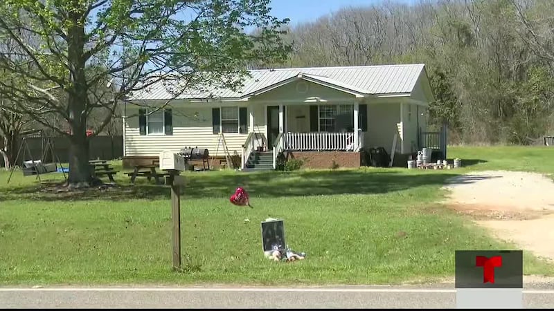 Un pequeño memorial continúa creciendo frente a la casa de la familia Choc mientras la...