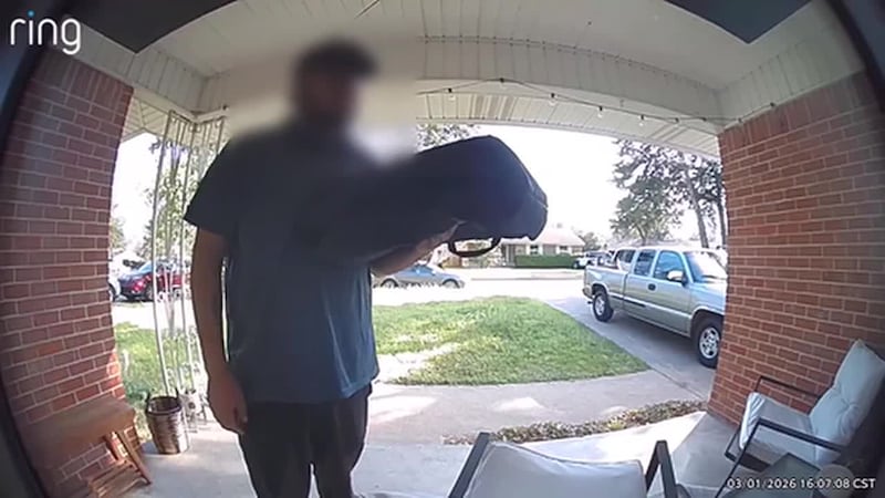 Hispano baleado en la puerta de su casa. Su hermana señala que era un plan para matarlo luego...