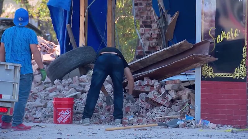 Vehículo impacta contra el negocio de una hispana, quien quedó atrapada con una clienta entre...