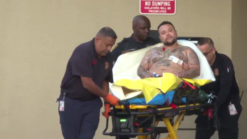 Discusión entre pareja termina a puñaladas y con dos personas heridas. Vecinos dicen que no es...