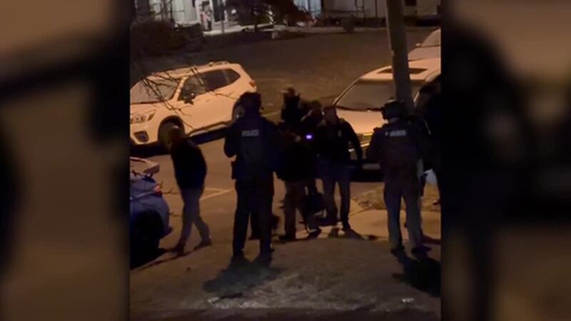 Arrestan a gemelos hispanos acusados de publicar amenazas contra agentes de ICE. Vecinos...